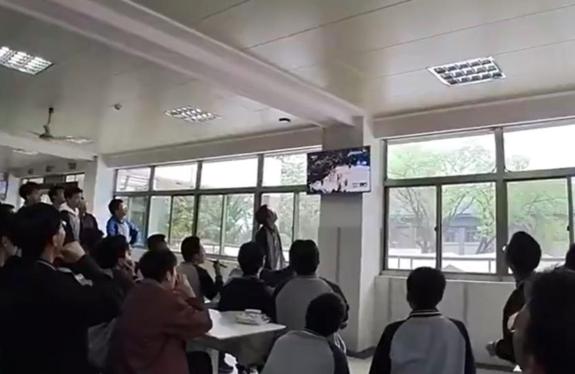 【视频】穆雷昨日绝杀送湖人出局，杭州某高中食堂集体观看，许多人大喊着“回家吧！”
